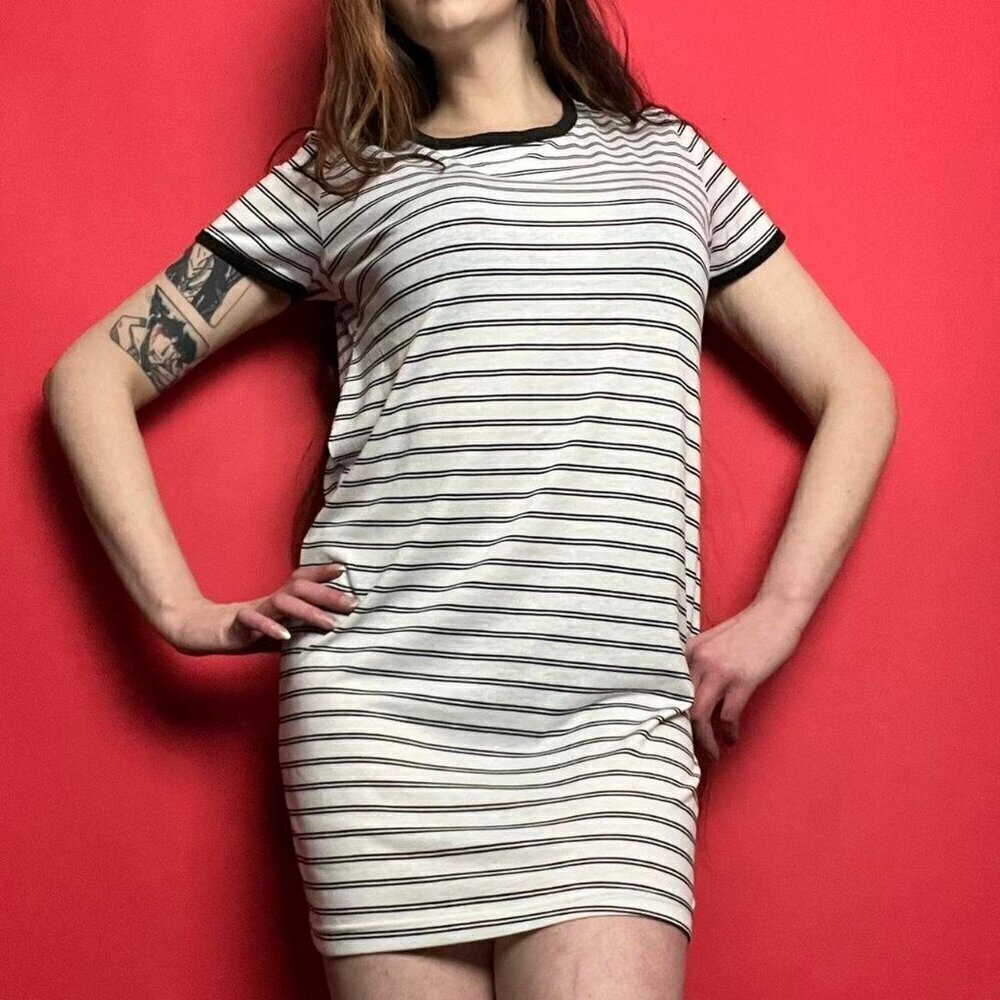 5 more minutes/ Tee shirt style night gown with stripes 🖤🤍